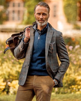 Comment porter un pull bleu marine quand il fait chaud après 40 ans