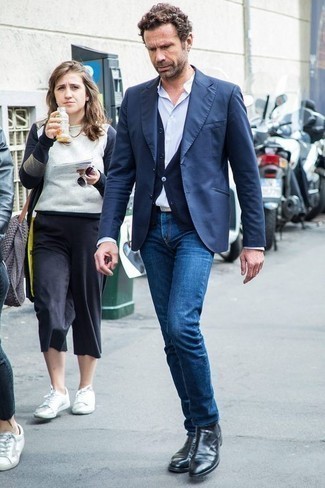 Comment porter un pull bleu marine quand il fait chaud après 40 ans
