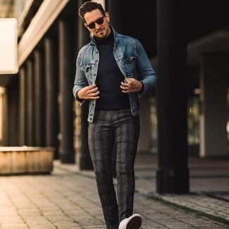 Comment porter un pull bleu marine quand il fait chaud après 40 ans