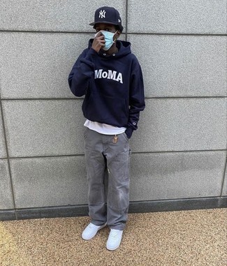 Comment porter un pull bleu marine quand il fait chaud à l'adolescence