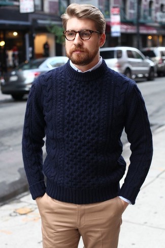 Comment porter un pull bleu marine quand il fait chaud
