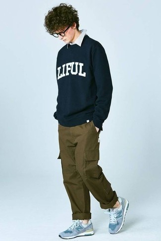 Comment porter un pull bleu marine quand il fait chaud à l'adolescence