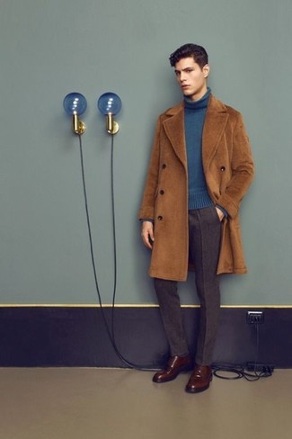 Comment porter un pull bleu marine pour un style elégantes quand il fait chaud