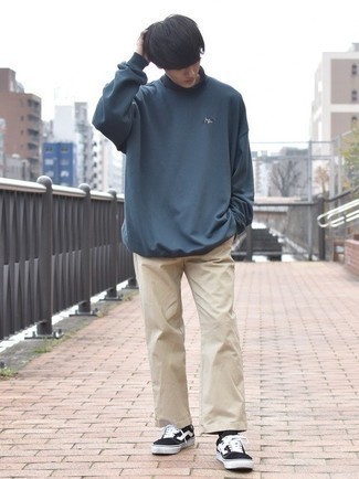 Comment porter un pull bleu marine quand il fait chaud à l'adolescence