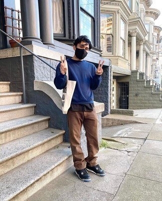 Comment porter un pull bleu marine quand il fait chaud à l'adolescence