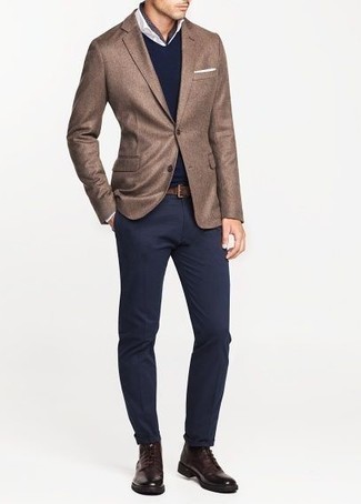 Comment porter un pull en v sans manches bleu marine
