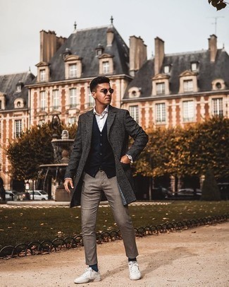 Comment porter un pull en v sans manches bleu marine
