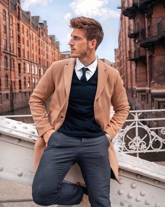 Comment porter un pull en v sans manches bleu marine