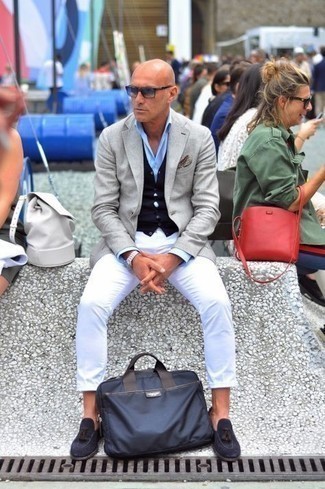 Comment porter un pull en v sans manches bleu marine