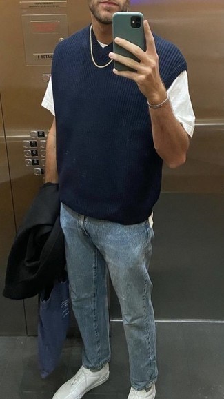 Comment porter un pull en v sans manches bleu marine