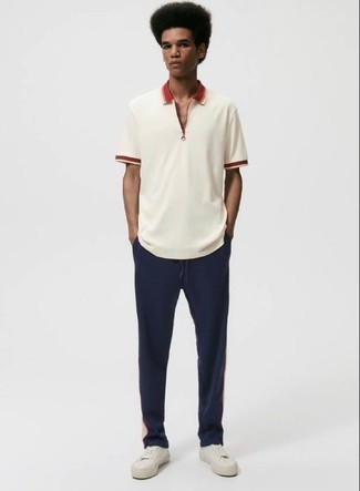 Comment porter un pantalon de jogging bleu marine en été