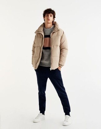 Comment porter un pantalon de jogging bleu marine quand il fait froid