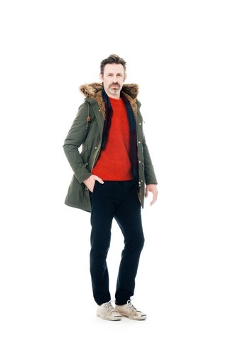 Comment porter un pantalon de jogging bleu marine quand il fait froid