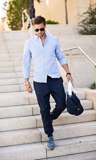 Comment porter un pantalon de jogging bleu marine en été
