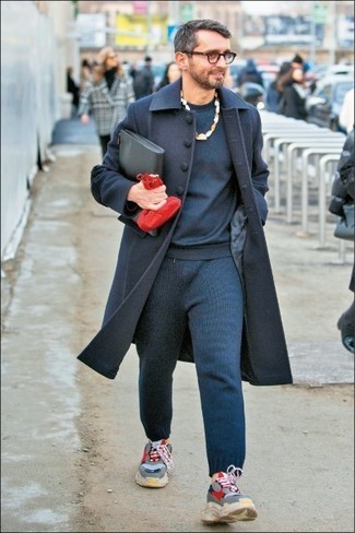 Comment porter un pantalon de jogging bleu marine quand il fait froid