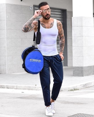 Comment porter un pantalon de jogging bleu marine en été