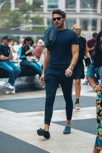 Comment porter un pantalon de jogging bleu marine en été