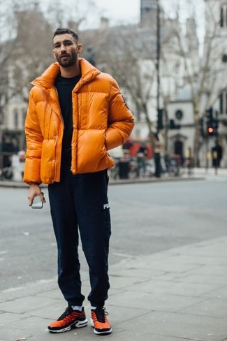 Comment porter un pantalon de jogging bleu marine quand il fait froid