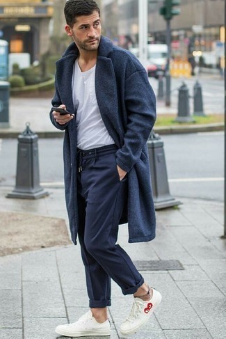 Comment porter un pantalon de jogging bleu marine quand il fait froid