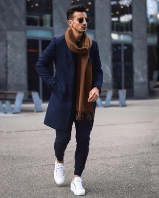 Comment porter un pantalon de jogging bleu marine quand il fait froid