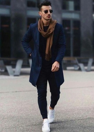 Comment porter un pantalon de jogging bleu marine quand il fait froid