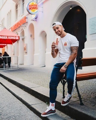 Comment porter un pantalon de jogging bleu marine en été