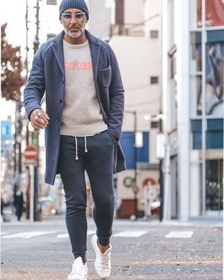 Comment porter un pantalon de jogging bleu marine quand il fait froid
