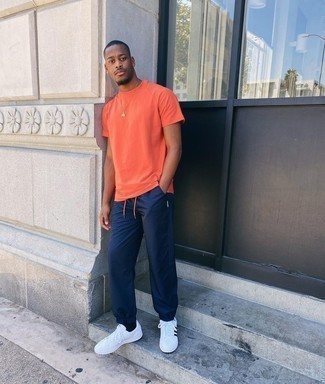 Comment porter un pantalon de jogging bleu marine en été