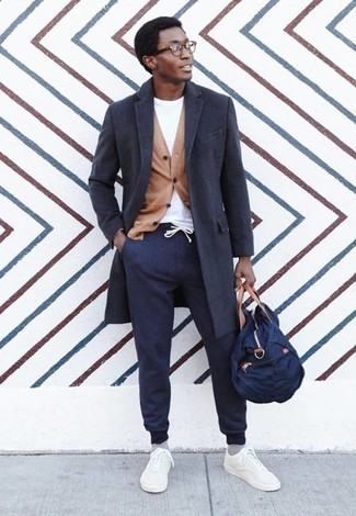 Comment porter un pantalon de jogging bleu marine quand il fait froid