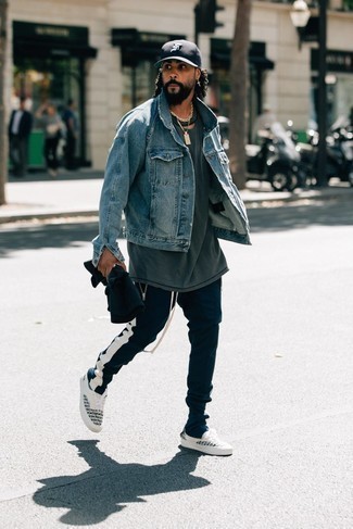 Comment porter un pantalon de jogging bleu marine en été