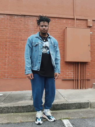 Comment porter un pantalon de jogging bleu marine en été