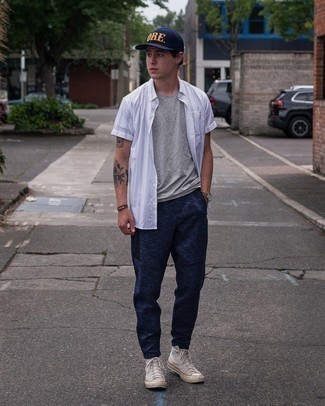 Comment porter un pantalon de jogging bleu marine en été