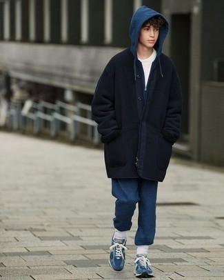Comment porter un pantalon de jogging bleu marine quand il fait froid