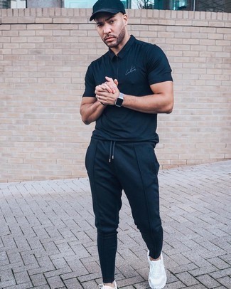 Comment porter un pantalon de jogging bleu marine en été