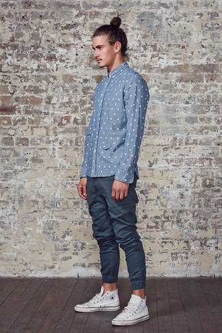 Comment porter un pantalon de jogging bleu marine en été