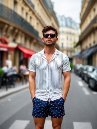Comment porter un short de bain bleu marine