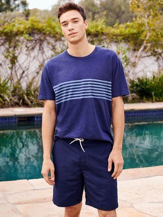 Comment porter un short de bain bleu marine