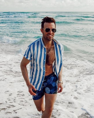 Comment porter un short de bain bleu marine