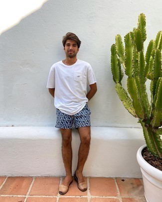 Comment porter un short de bain bleu marine