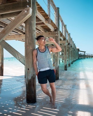 Comment porter un short de bain bleu marine