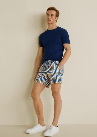 Comment porter un short de bain bleu marine