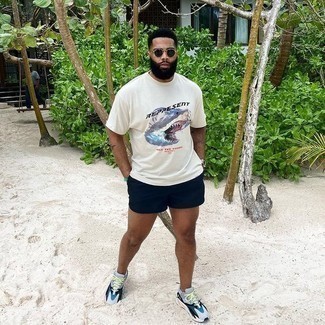 Comment porter un short de bain bleu marine