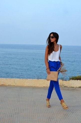 Comment porter un pantalon carotte bleu marine