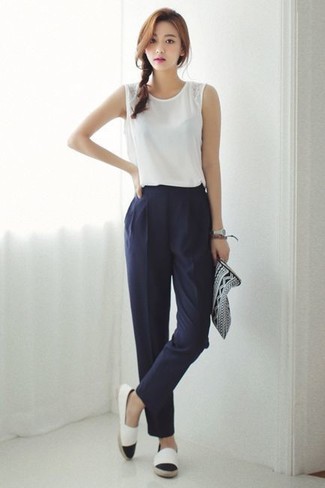 Comment porter un pantalon carotte bleu marine