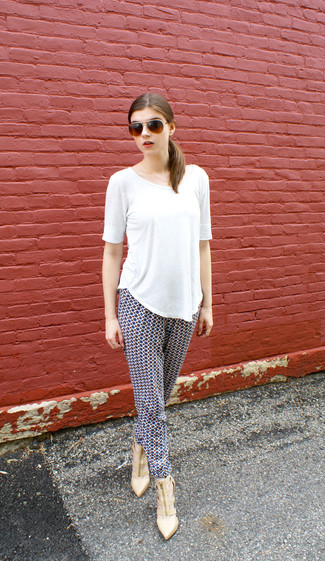 Comment porter un pantalon carotte bleu marine