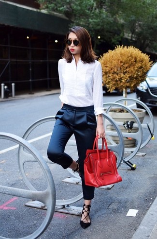 Comment porter un pantalon carotte bleu marine