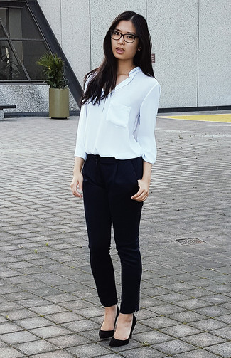 Comment porter un pantalon carotte bleu marine