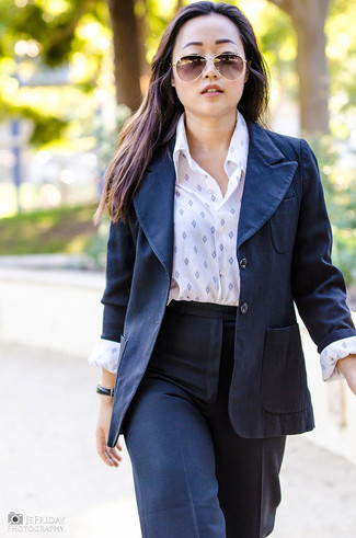 Comment porter un pantalon carotte bleu marine