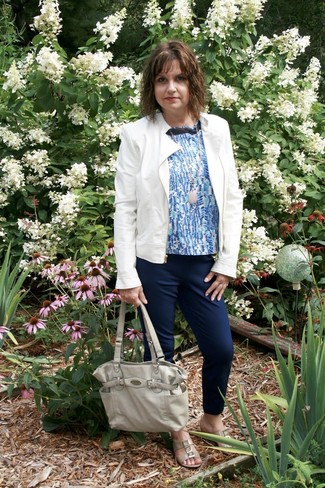 Comment porter un pantalon carotte bleu marine