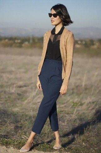 Comment porter un pantalon carotte bleu marine